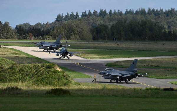Європейський навчальний центр F-16 випустив перших пілотів: чи це українці