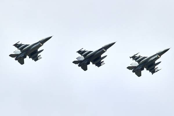 Партнери пообіцяли Україні вдвічі більше F-16, ніж підготували пілотів, – Арахамія