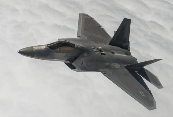 “Кризис истребителей”: США хотят списать свои лучшие в истории самолеты F-22
