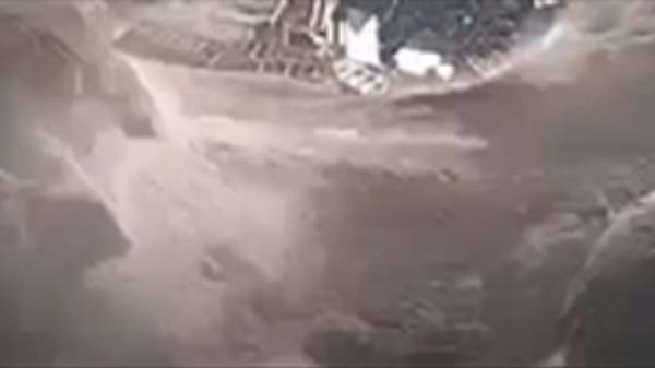 Мощный поток воды: в сети появились кадры прорыва дамбы на Беломорканале в Карелии