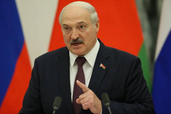 Лукашенко пожаловался на концентрацию войск на границе и пригрозил ужасным ответом