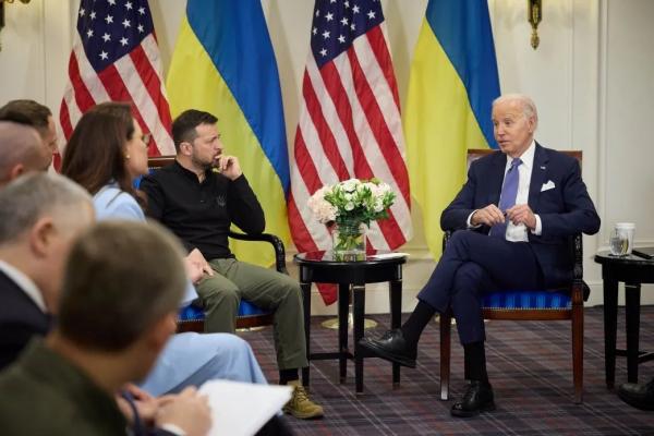 Зеленський на зустрічі з Байденом підштовхуватиме до запрошення в НАТО та гарантій щодо зброї – Bloomberg