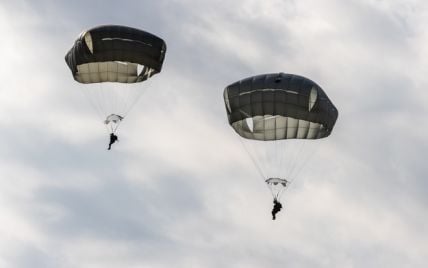 У Польщі десантники під час навчань впали на об’єкти нерухомості – відео – новини 1+1