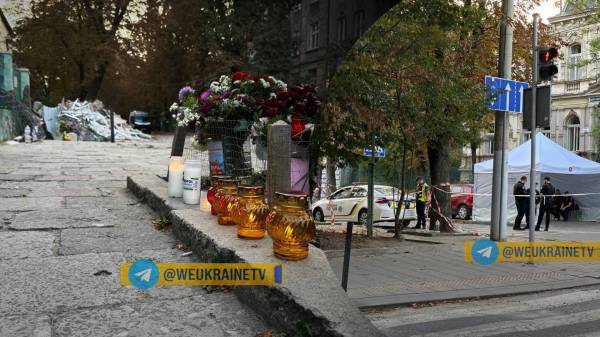 У Львові до будинку, де загинули люди, небайдужі несуть квіти, свічки та дитячі іграшки