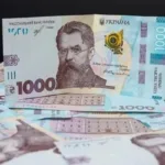 Направте на виробництво зброї: українці просять Зеленського скасувати виплату “воєнної тисячі”