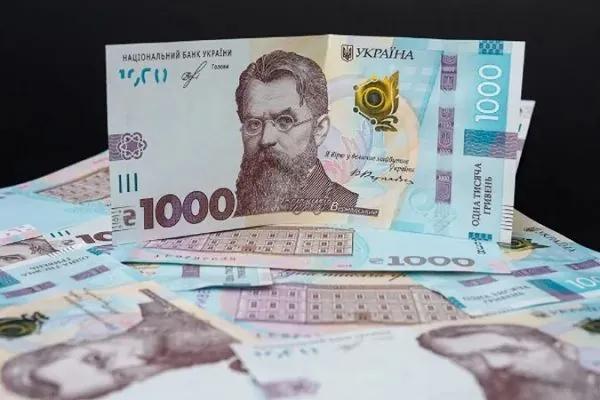 Направте на виробництво зброї: українці просять Зеленського скасувати виплату “воєнної тисячі”