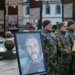 Люди стояли навколішках: на Майдані попрощалися з відомим воєнним фотографом Русланом…