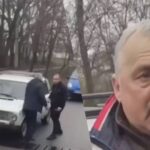 У Кам’янському чоловіки побили дідуся прямо на дорозі: він нібито зачепив…