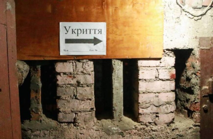 Чоловік вистрелив у себе в укритті під час нічної атаки по Києву, він в операційній, – джерела