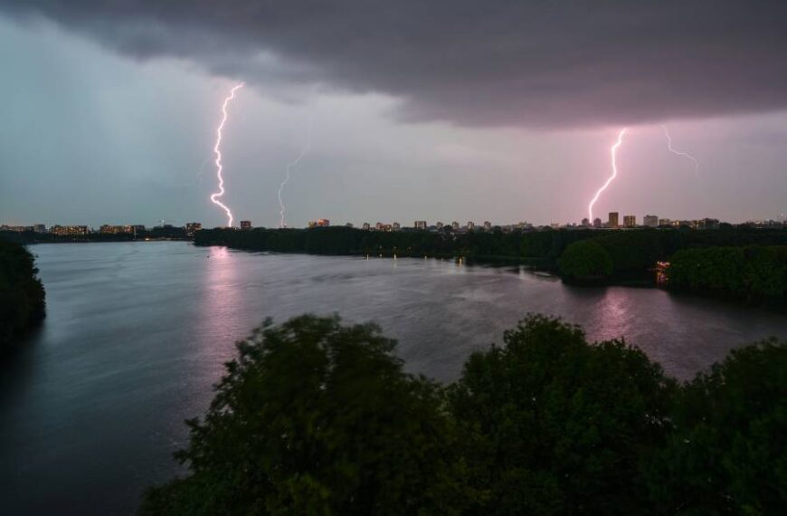 На Київщині – небезпечні погодні умови: коли столицю накриє гроза та шквали