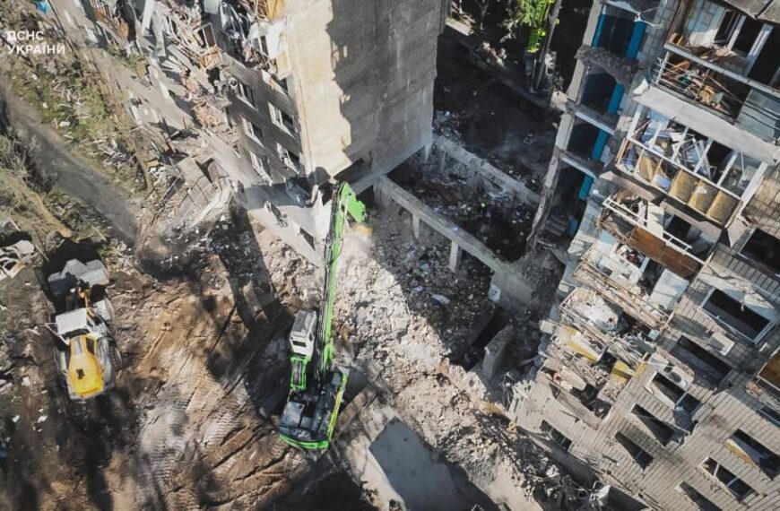 Моя дитина зі мною прощалася, – болючі спогади мешканки знищеної Росією 9-поверхівки у Києві