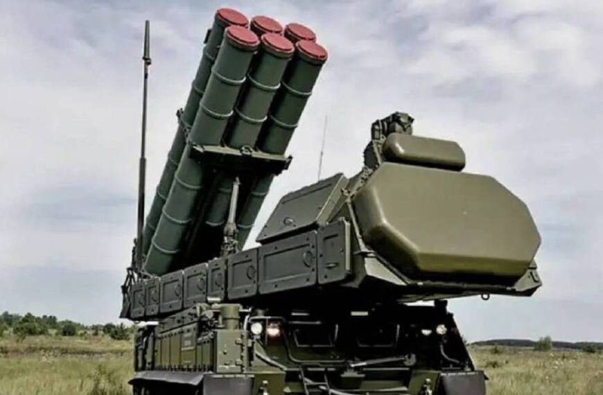 Дрон майстерно “втік” від російської ракети: у ГУР показали відео знищення трьох ЗРК ворога