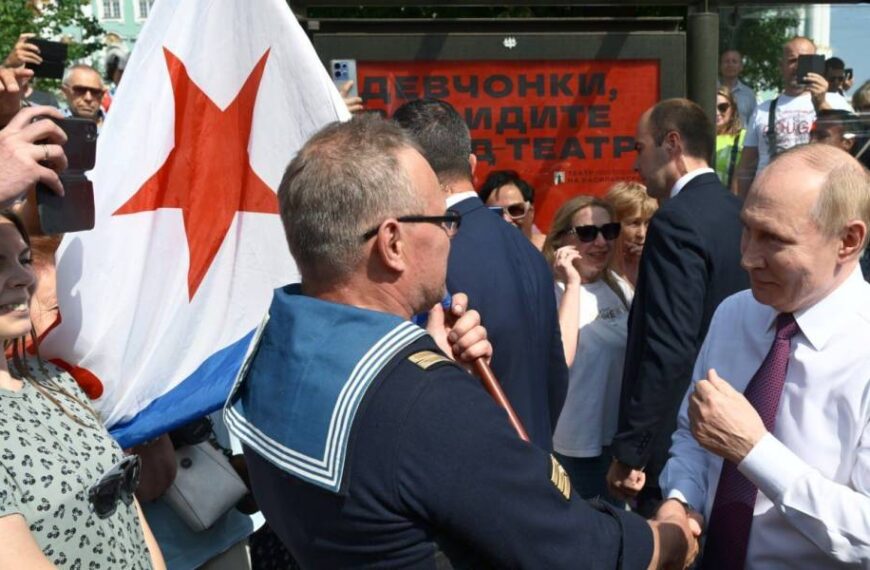 Путін на день флоту зупинив лімузин та вийшов до людей – уперше з жовтня 2024-го
