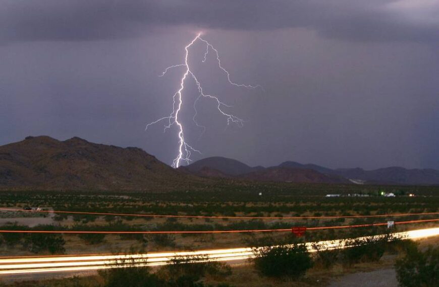 Дощі, грози та град не відступають: українців попередили про негоду