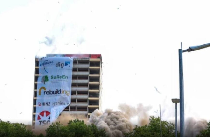 Будівля зникла за секунди: у німецькому Дуйсбурзі підірвали 63-метрову висотку