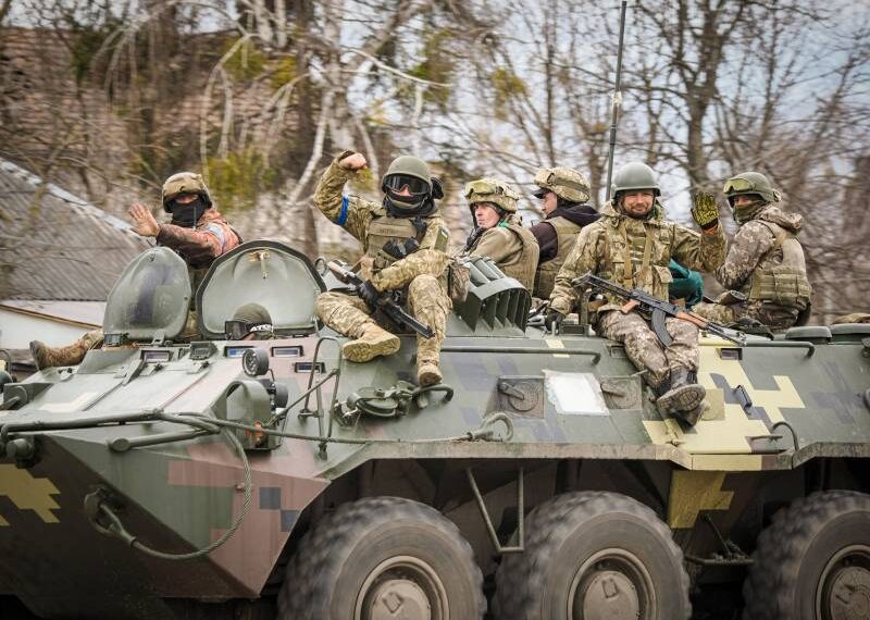 Чи можуть змусити підписати контракт чоловіків за 60: пояснення юристки