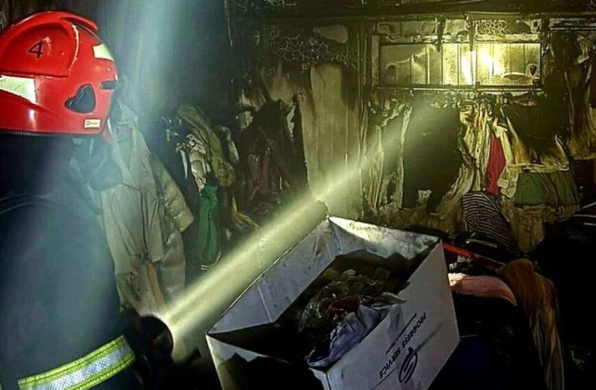 Горів одяг, пошкоджено стіну та дах: у Львові другу ніч поспіль гасили пожежу на ринку