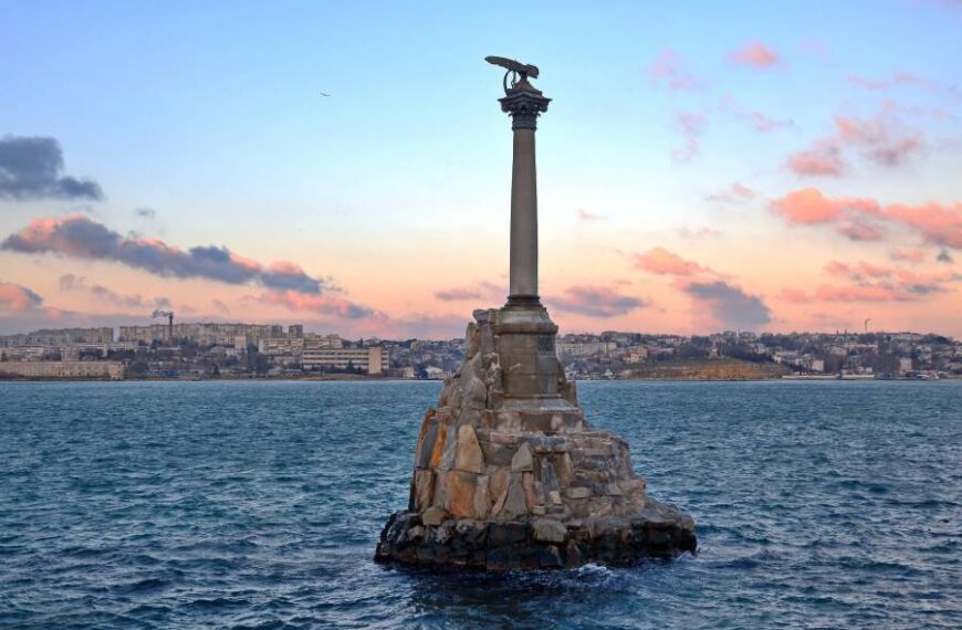 Крим – під атакою дронів: у районах Севастополя та Сімферополя чули вибухи