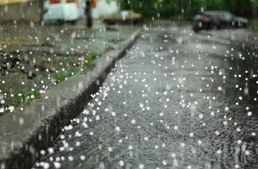 Негода накриє більшість областей: коли будуть сильні дощі, грози, град і шквали