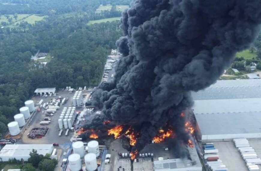 Густий дим здійнявся в небо: у США прогримів вибух на заводі мастильних матеріалів
