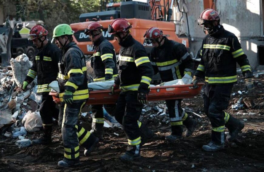 Атака по Києву: у ДСНС розповіли, скільки людей може бути під завалами багатоповерхівки