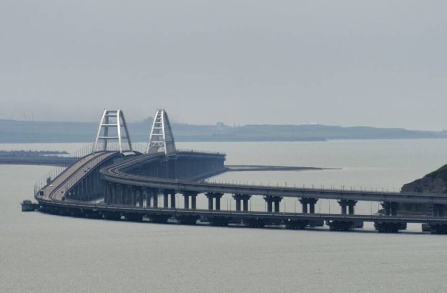 Крим святкує День Незалежності: Керченський міст перекритий, на півострові – тривога