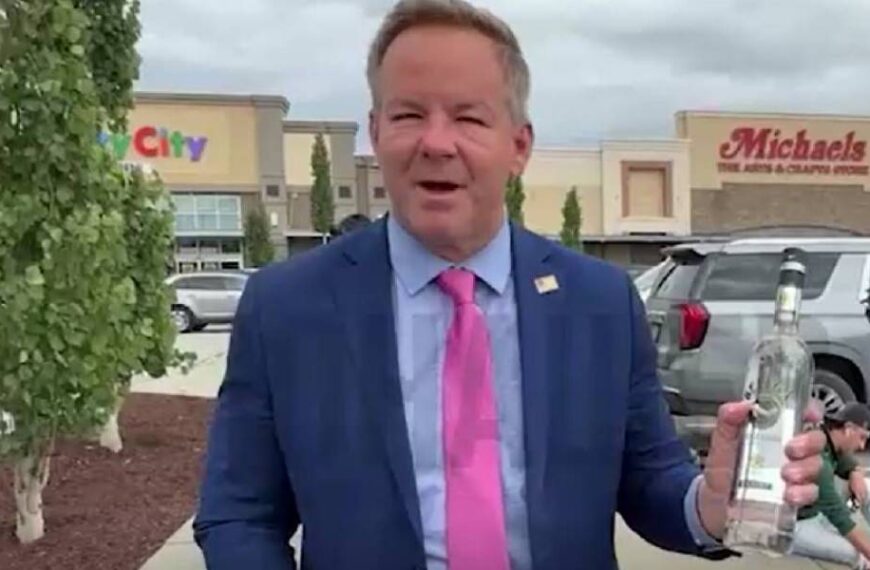 Журналісту зі США, який питав у Зеленського про костюм, російські “колеги” подарували горілку