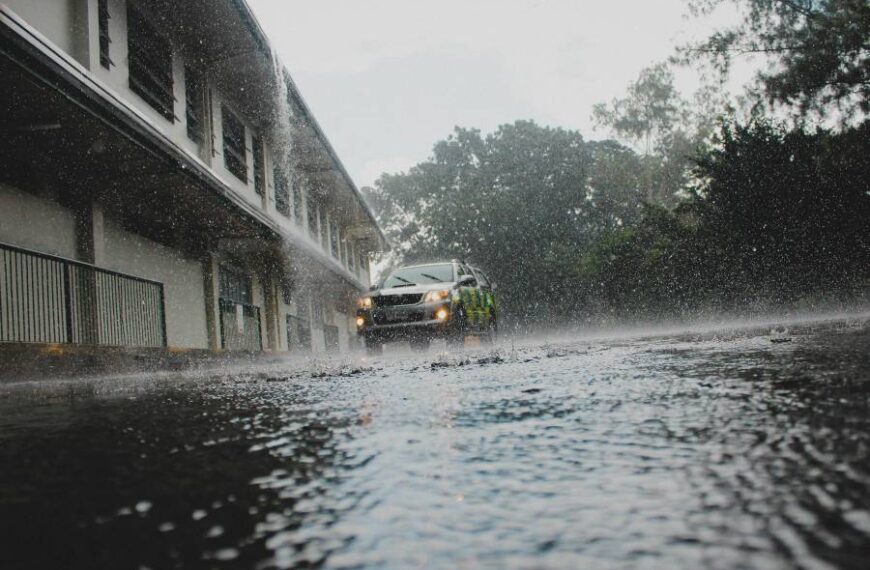 Україну накриють дощі та грози: синоптики пояснили, в яких областях вируватиме негода