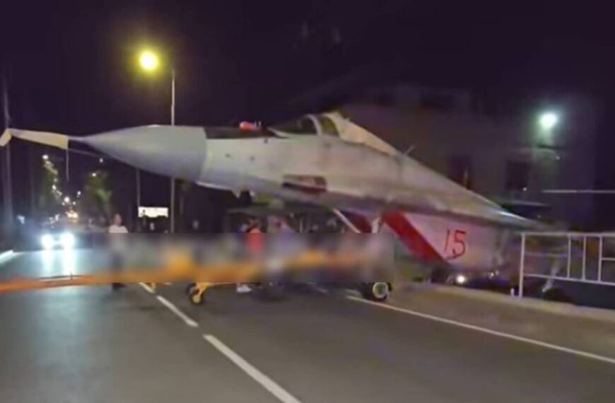 В Єревані російський винищувач врізався у залізний стовп