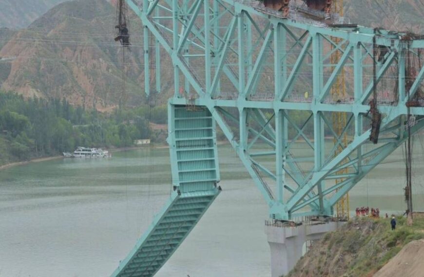 У Китаї на мосту через річку обірвався трос залізниці: є загиблі та зниклі безвісти