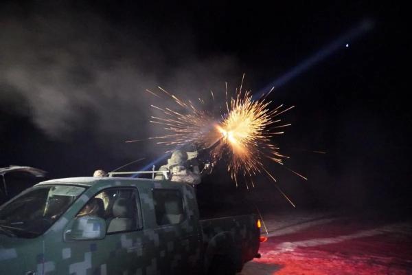 На Київщині уламки “шахеда” впали на багатоповерхівку, здійнялась пожежа