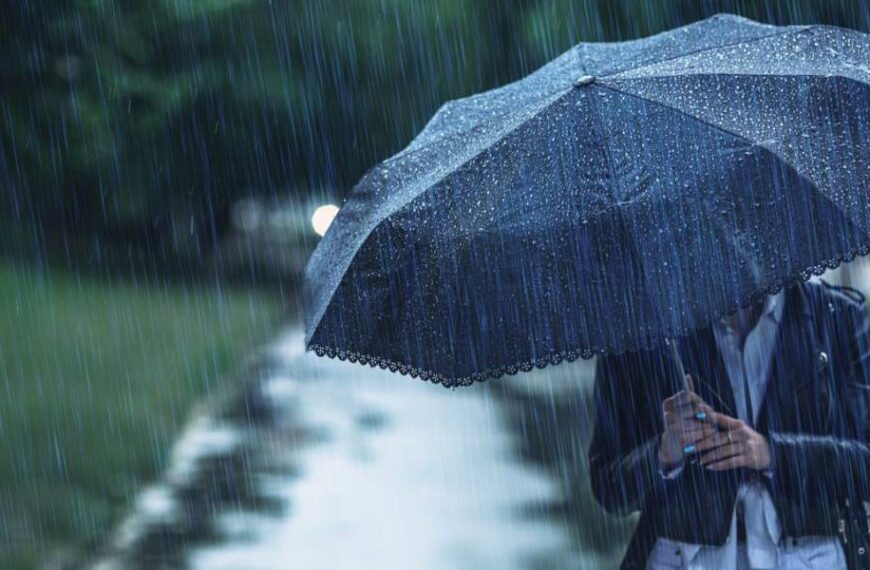 У Києві – злива: підтоплені багато вулиць і станція метро “Лук’янівська”