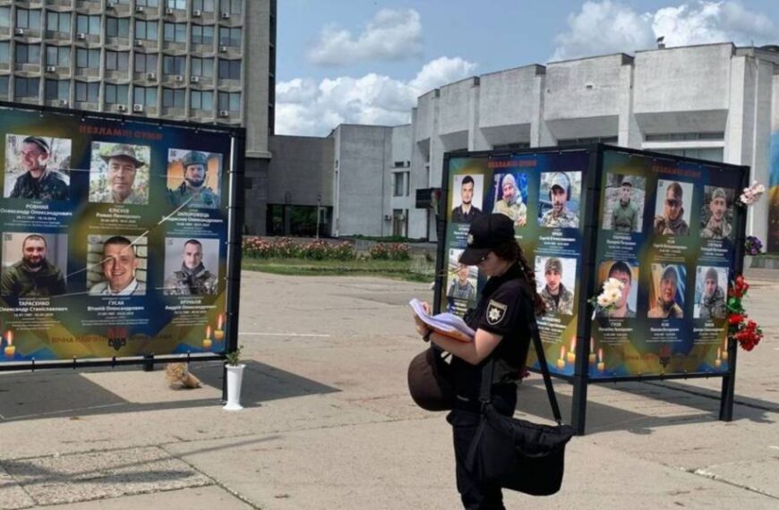 В Сумах на Алеї пам’яті невідомі пошкодили фото загиблих захисників і вирізали знак Z