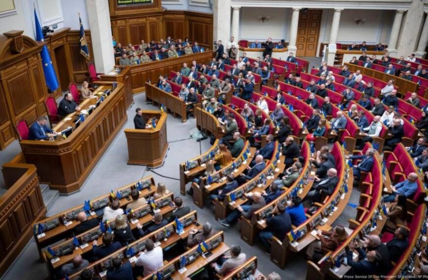 У Раді зареєстрували законопроєкт про дозвіл на виїзд за кордон чоловікам до 24 років