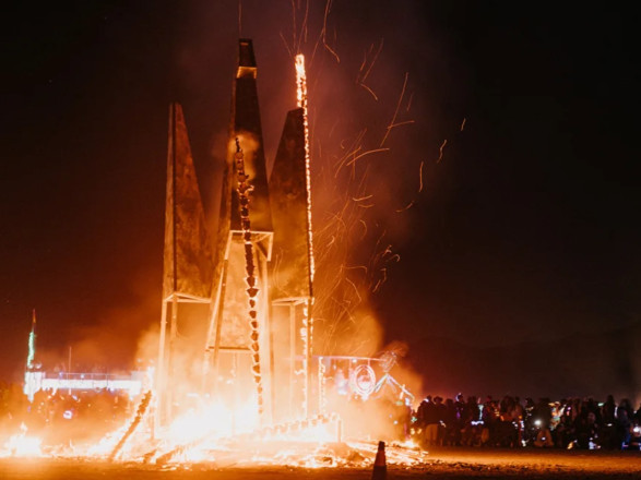 На Burning Man презентували українську інсталяцію “птаха-фенікса”
