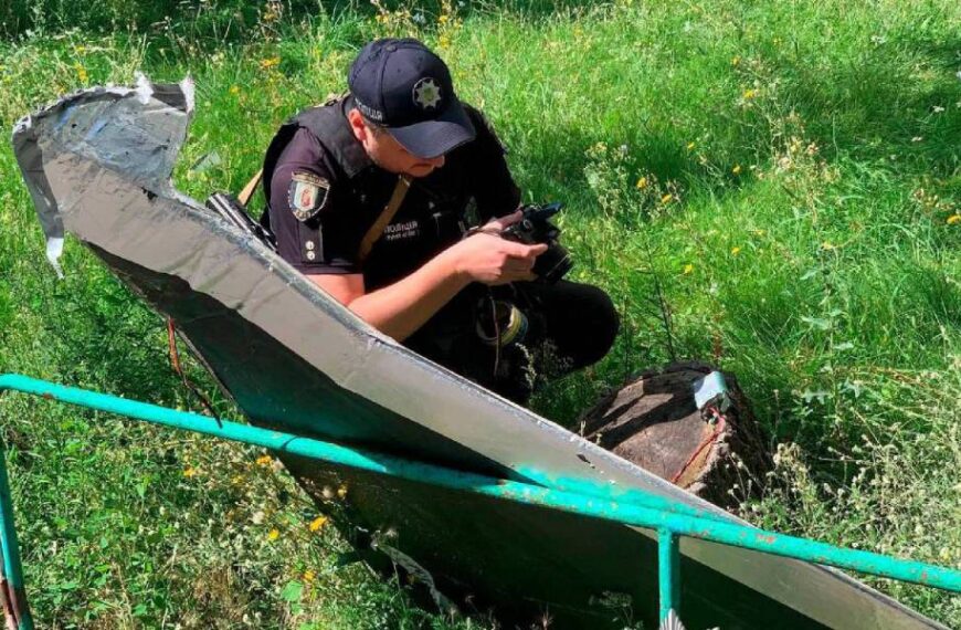 Ворожий БпЛА впав на дорогу у Києві: у місті працювала ППО