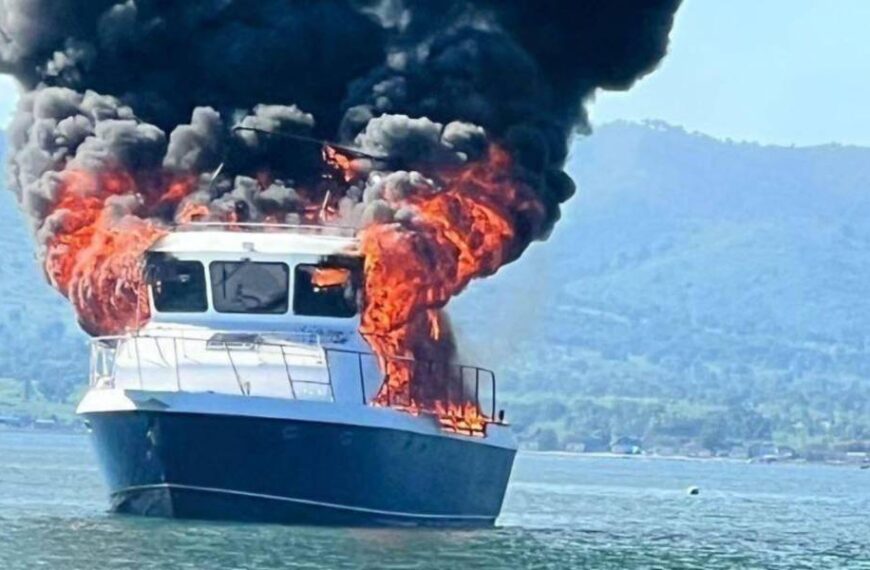 У Владивостоці спалахнув катер з людьми на борту і потонув