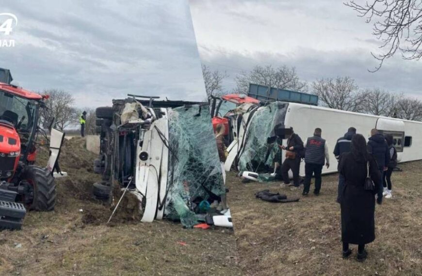 Серйозна ДТП у Молдові: трактор зіткнувся з автобусом, який, ймовірно, прямував з Одеси