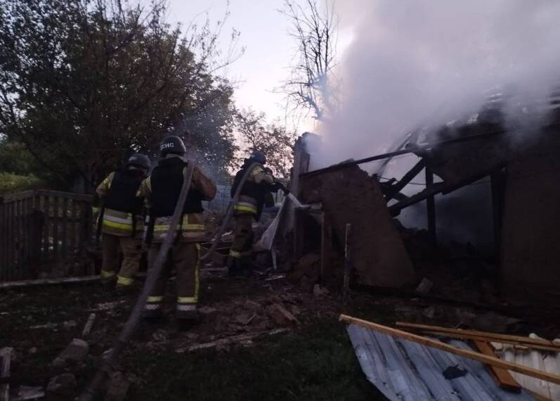 Ворог тероризував Дніпропетровщину: обстріли спричинили кілька пожеж, є загибла