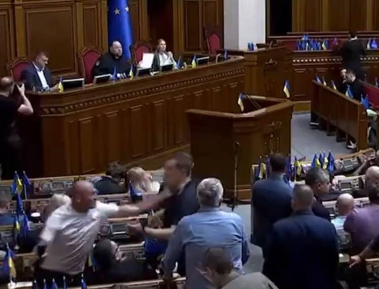 Сутичка між депутатами в Раді потрапила на трансляцію засідання