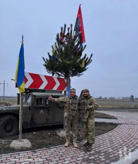Українські захисники встановили різдвяну ялинку в Суджі на Курщині
