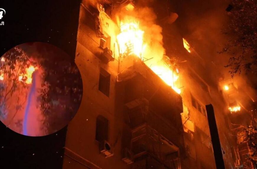 Спалахнула пожежа в житловому будинку, загинула людина: кадри наслідків нічної атаки на Одесу