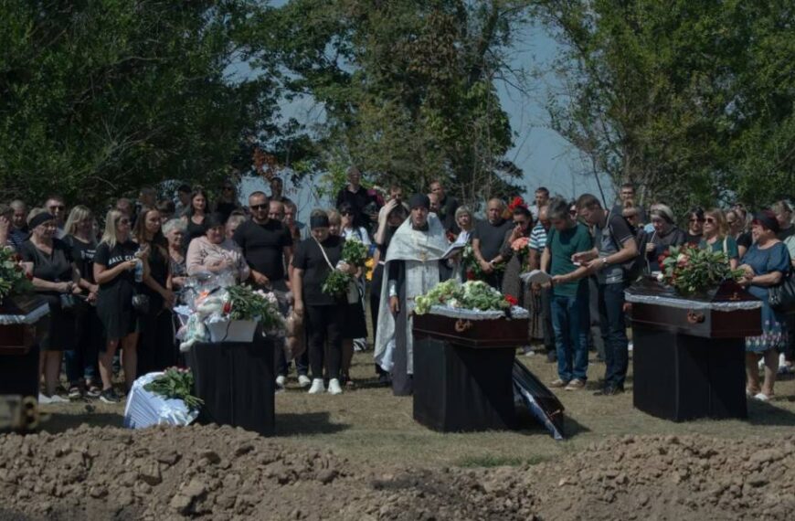 Їхнє життя забрала Росія: в Харкові попрощалися з родиною, яка загинула внаслідок ворожого удару
