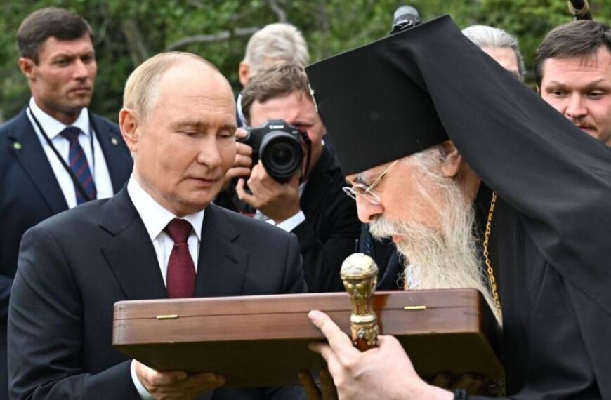 Шкодує про скандал: православний архієпископ Аляски перепросив за зустріч із Путіним