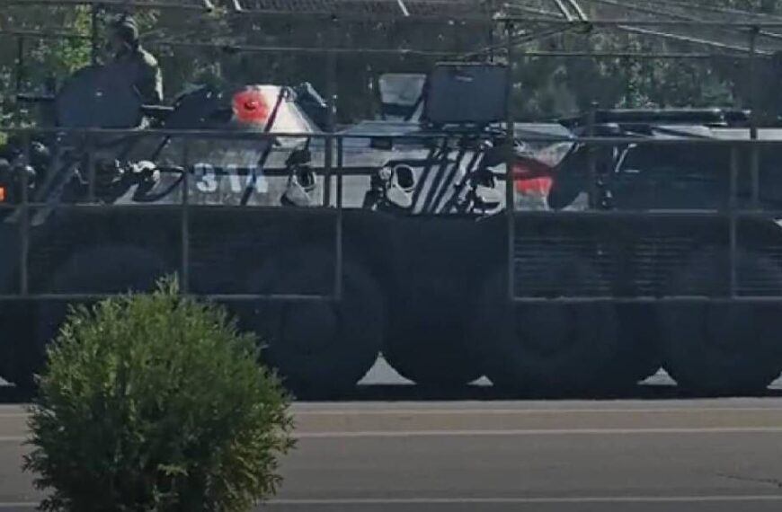 У білоруському Гомелі помітили БТРи з тривожними розпізнавальними знаками