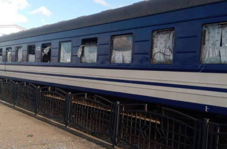 Внаслідок атаки на Суми постраждав вокзал: пошкоджений поїзд, в якому були люди