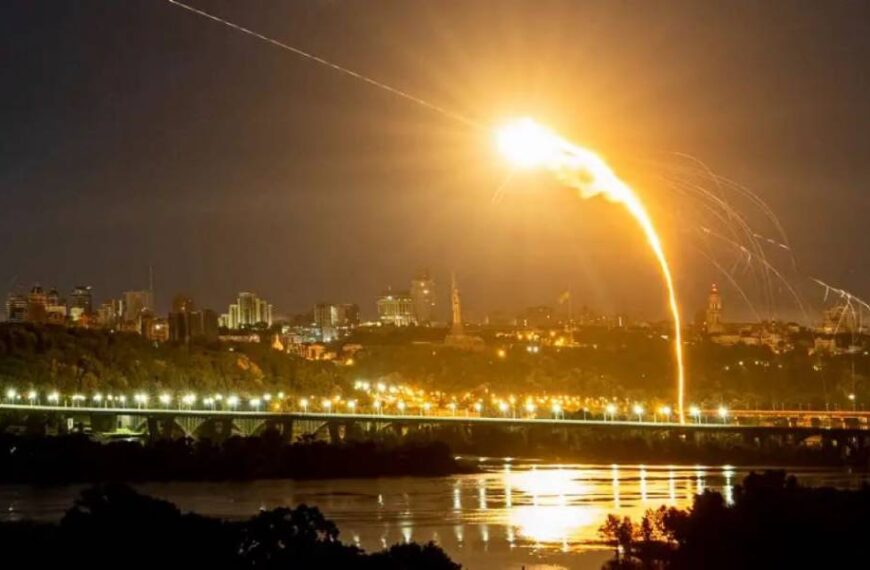 У Києві уламки дрона впали на територію закладу громадського харчування