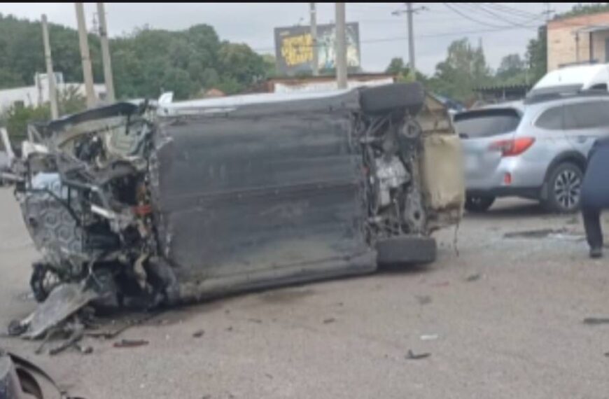 У Полтаві сталася моторошна ДТП за участю Tesla: авто протаранило 7 машин на стоянці