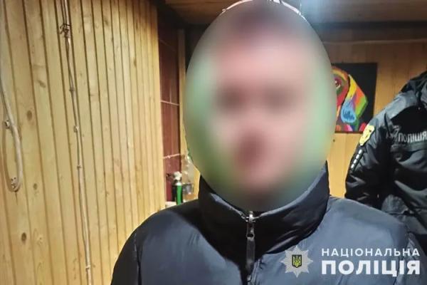 У Кременці молодик з ножем та сокирою напав на трьох людей у розважальному закладі