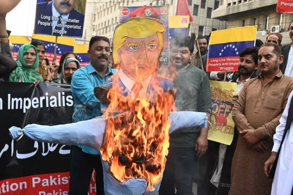 epa12625746 Люди спалюють опудало президента США Дональда Трампа під час протесту проти операції американських військ у Венесуелі в Карачі, Пакистан, 4 січня 2026 року. Президент США Трамп оголосив, що американські війська успішно захопили президента Венесуели Ніколаса Мадуро та його дружину під час серії масштабних нічних ударів по Каракасу 3 січня 2026 року. EPA/SHAHZAIB AKBER